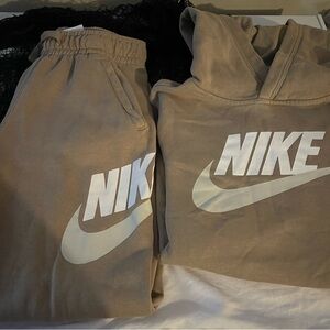 Nike fleece khaki kids used sweatshirt size L and sweatpants size M
